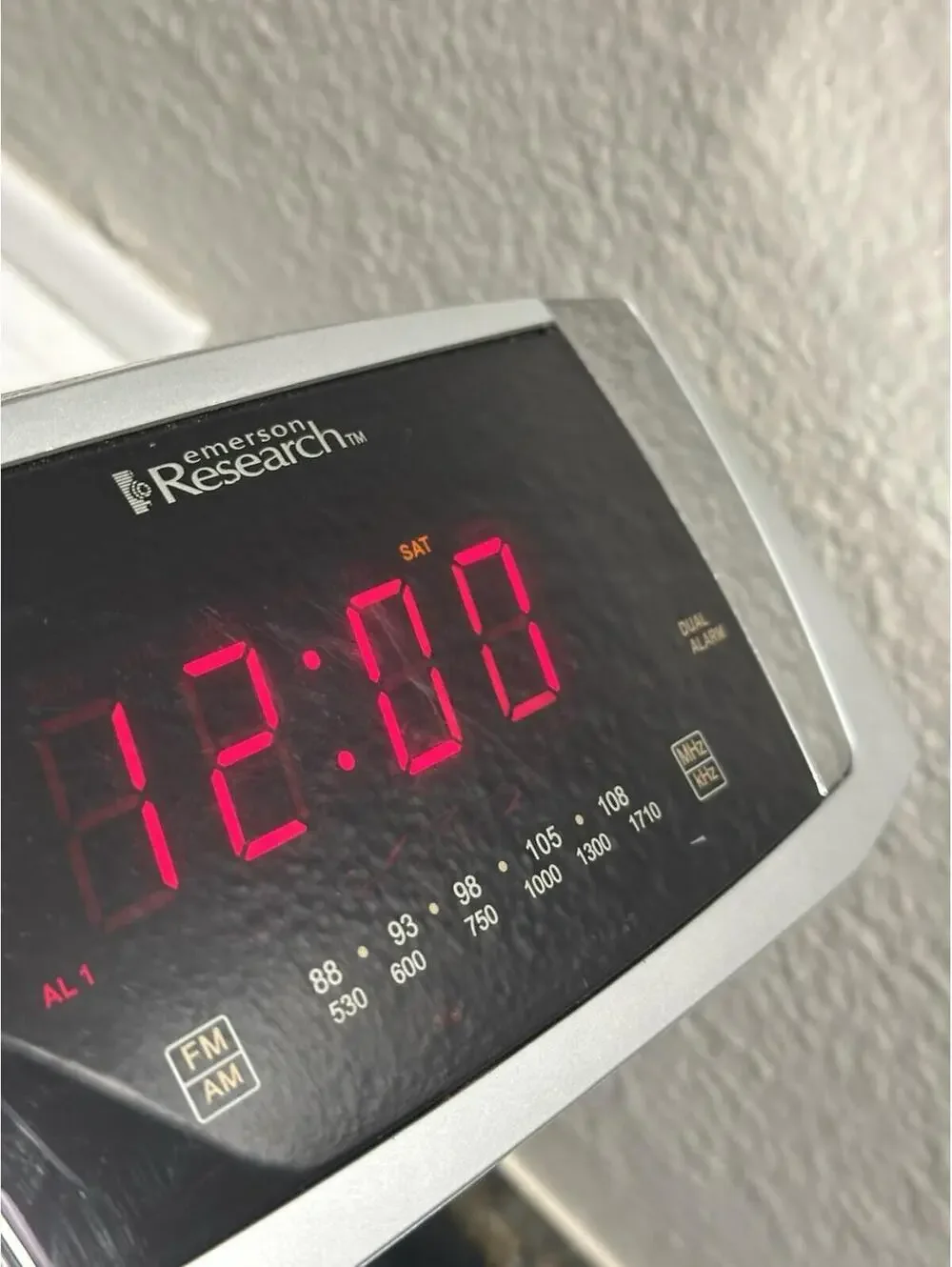 Emerson Research Smart Set Dual Auto Setting Alarm Clock Radio CKS5055B